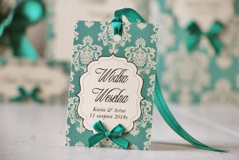 Zawieszka na butelkę, wódka weselna, ślub - Ornament nr 9 - Szmaragdowe eleganckie dodatki, z kokardką Zawieszka na butelkę, wódka weselna, ślub - Ornament nr 9 - Szmaragdowe eleganckie dodatki, z kokardką