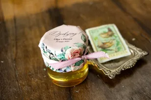 Miody Ślubne to słodkie podziękowania dla Gości Wselnych. Kapturek w stylu boho utrzymane w pastelowej, różowej barwie