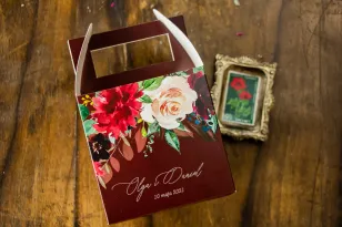 Kwadratowe Pudełko na Ciasto weselne w burgundowym kolorze z delikatnymi różowymi różami oraz piwoniami