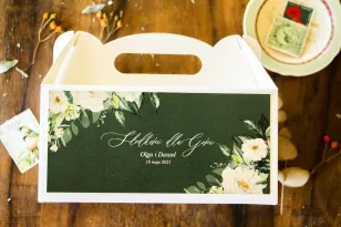 Prostokątne Pudełko na Ciasto weselne w kolorze butelkowej zieleni z dodatkiem białych kwiatów