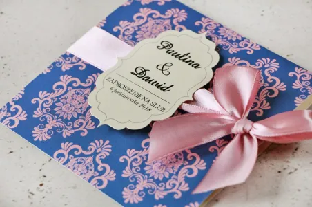 Perlenhochzeitseinladung mit Schleife - Ornament Nr. 10 - Rosa mit kontrastierendem blauem Hintergrund, elegante Ornamente