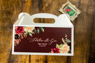 Prostokątne Pudełko na Ciasto weselne w burgundowym kolorze z delikatnymi różowymi różami