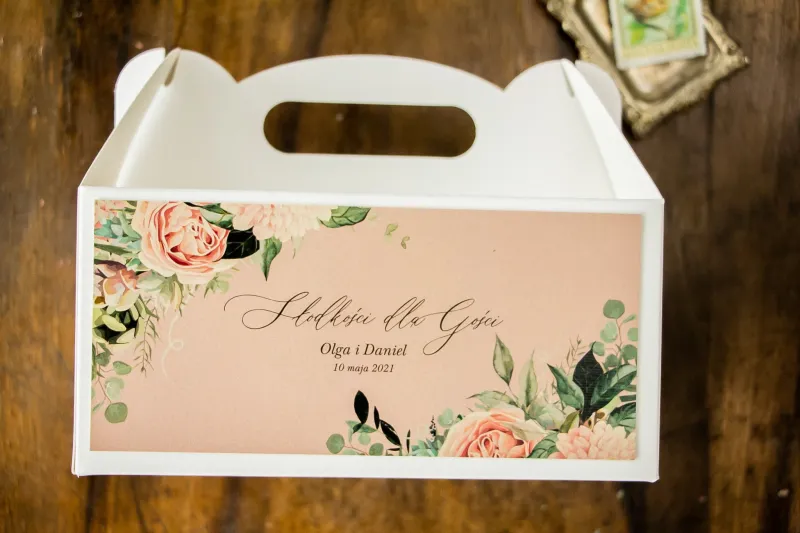 Prostokątne Pudełko na Ciasto weselne w stylu boho utrzymane w pastelowej, różowej barwie z delikatnymi piwoniami i gałązkami