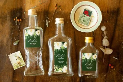 Butelki weselne z elegancką etykietą - biel i zieleń w kwiatowym wzorze | Upominki dla gości weselnych