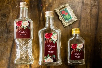 Butelki z burgundowymi etykietami z różami | oryginalne prezenty dla gości weselnych