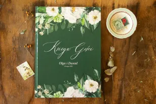 Hochzeitsgästebuch in flaschengrüner Farbe mit weißen Blumen und dekorativen Zweigen