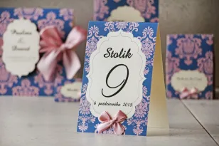 Numery stolików, stół weselny, ślub - Ornament nr 10 - Różowo-chabrowe ornamenty z kokardką, papier kremowy
