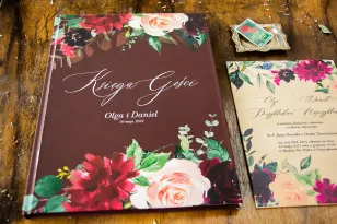 Ślubna, weselna Księga Gości w burgundowym kolorze z delikatnymi różowymi różami oraz piwoniami