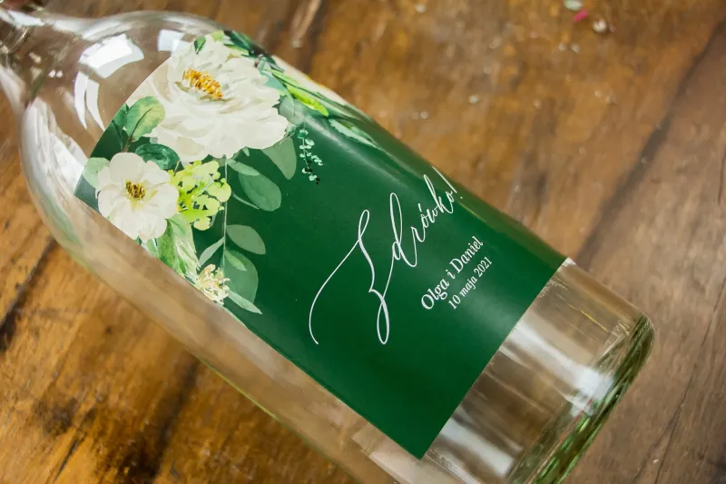 Ślubne Etykiety samoprzylepne na butelki weselne w kolorze butelkowej zieleni z dodatkiem białych kwiatów