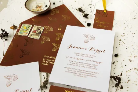 Jesienne zaproszenia ślubne z motywem żołędzi. Eleganckie zaproszenia z delikatnym motywem botanicznym