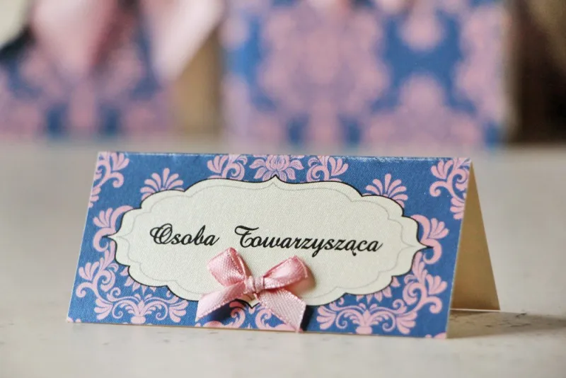 Winietki na stół weselny, ślub - Ornament nr 10 - Różowo-chabrowe z kokardką Winietki na stół weselny, ślub - Ornament nr 10 - Różowo-chabrowe z kokardką