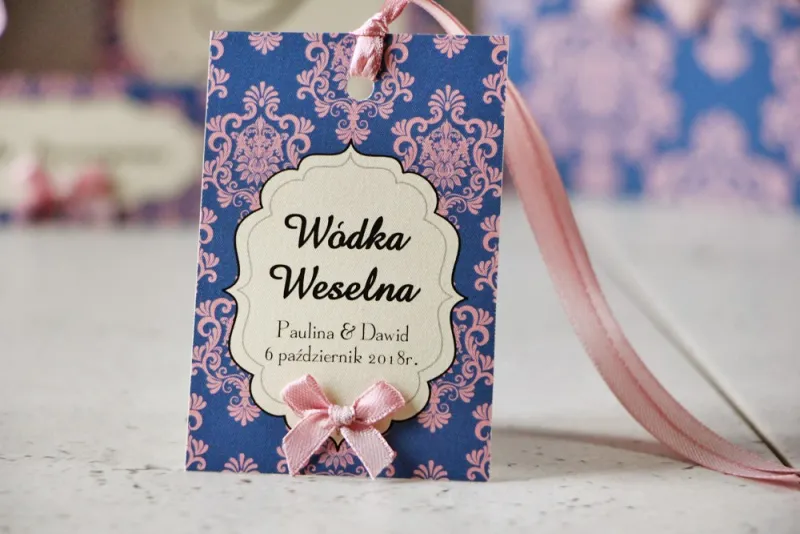 Zawieszka na butelkę, wódka weselna, ślub - Ornament nr 10 - Różowo-chabrowe ornamenty z kokardką, papier perłowy Zawieszka na butelkę, wódka weselna, ślub - Ornament nr 10 - Różowo-chabrowe ornamenty z kokardką, papier perłowy