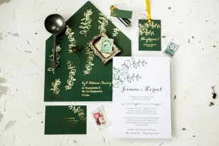 Hochzeitseinladungskarte mit flaschengrüner Vergoldung mit Eukalyptus
