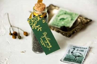 Buteleczka z Herbatą z przywieszką ze złoceniami w kolorze zieleni | Podziękowania dla Gości | Pattern nr 2