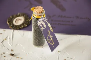 Geschenke für Gäste in Form von Teeflaschen. Vergoldungsanhänger mit Lavendelmotiv