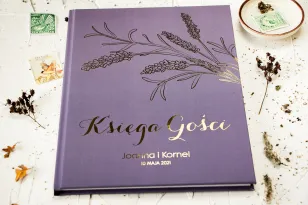 Hochzeitsgästebuch mit lila Vergoldung mit Lavendelmotiv.