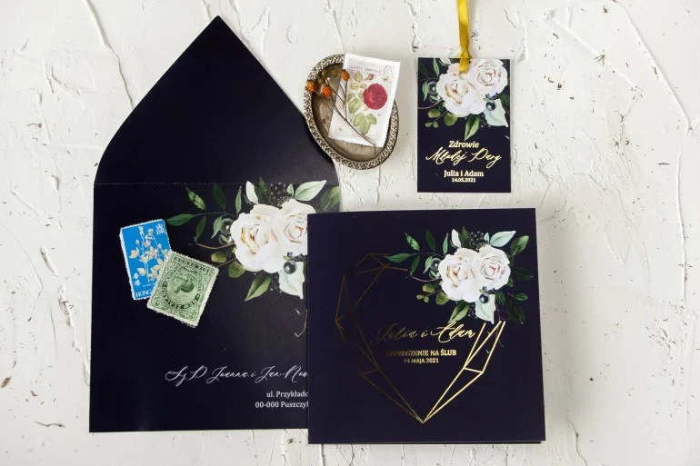 Granatowe Zaproszenia na Wesele z złotym sercem i białymi kwiatami | Eleganckie zaproszenia na ślub