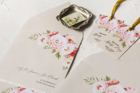 Kremowe zaproszenia ślubne ze złotym, geometrycznym sercem i bukietem pastelowych kwiatów