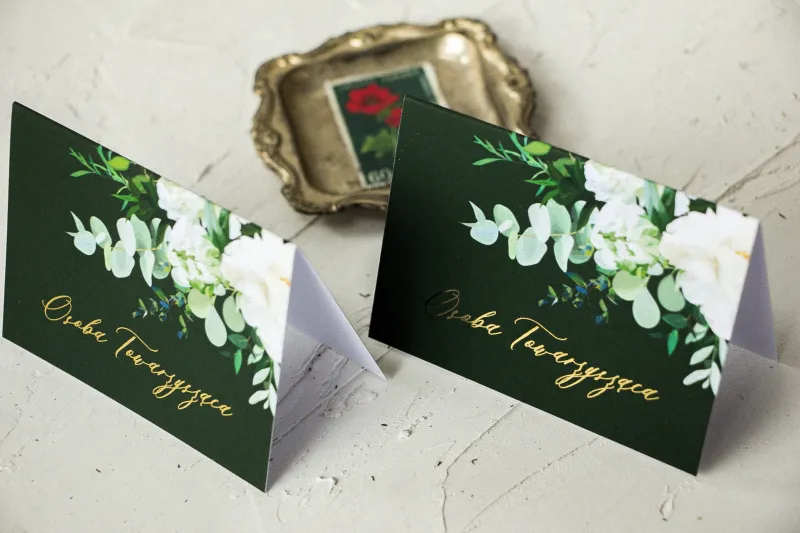 Florale Hochzeitsvignetten mit Vergoldung, flaschengrün mit Zusatz von weißen Pfingstrosen, Dahlien und Hortensien Florale Hochzeitsvignetten mit Vergoldung, flaschengrün mit Zusatz von weißen Pfingstrosen, Dahlien und Hortensien