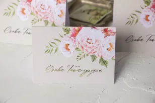 Cremige, blumige Hochzeitsvignetten mit Vergoldung und einem Strauß pastellfarbener Blumen
