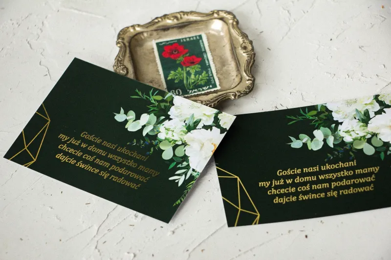 Bilecik do zaproszeń ślubnych ze złoceniami w kolorze butelkowej zieleni z dodatkiem białych piwonii