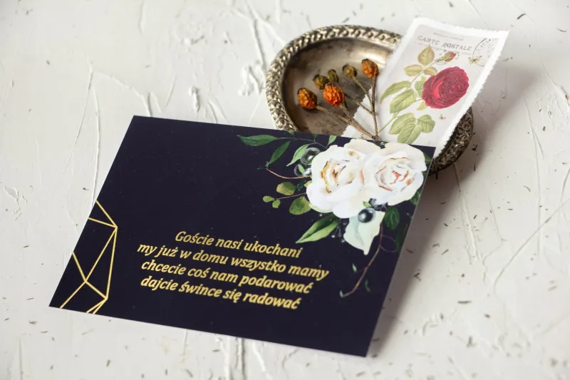Bilecik do zaproszeń ślubnych ze złoceniami, w kolorze granatowym oraz z białymi kwiatami