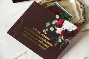 Burgunderrote Hochzeitseinladungskarte mit Vergoldung, mit roten Rosen und Pfingstrosen