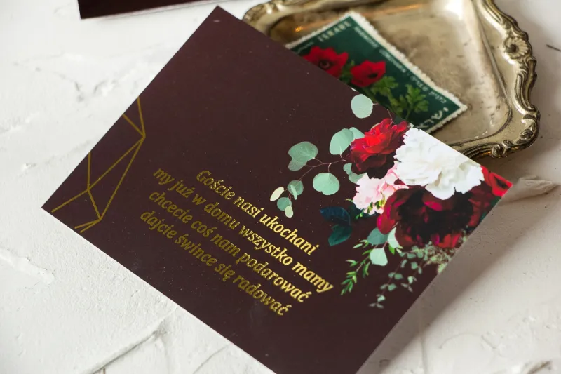 Burgundowy Bilecik do zaproszeń ślubnych ze złoceniami, z czerwonymi różami i piwoniami