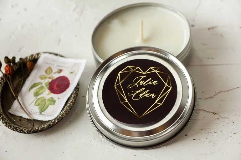 Zapachowy upominek: okrągłe świeczki z burgundową etykietą | Prezenty dla gości wesele