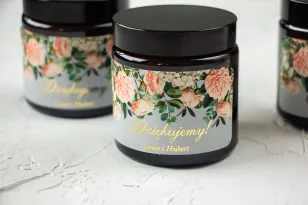 Naturalne Świeczki sojowe - podziękowania dla gości weselnych. Szara etykieta z eleganckim bukietem z drobnych, pudrowych róż