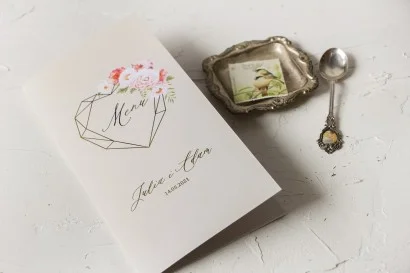Kremowe Menu Weselne z Złotymi Akcentami i Bukietem Kwiatów | Dekoracyjne Menu na Stół Ślubny