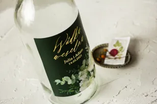 Ślubne, Złocone Etykiety na butelki na alkohol w kolorze butelkowej zieleni z dodatkiem białych piwonii, dalii i hortensji