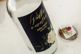 Hochzeit, Etiketten für Alkoholflaschen mit Vergoldung, marineblaue und weiße Blumen