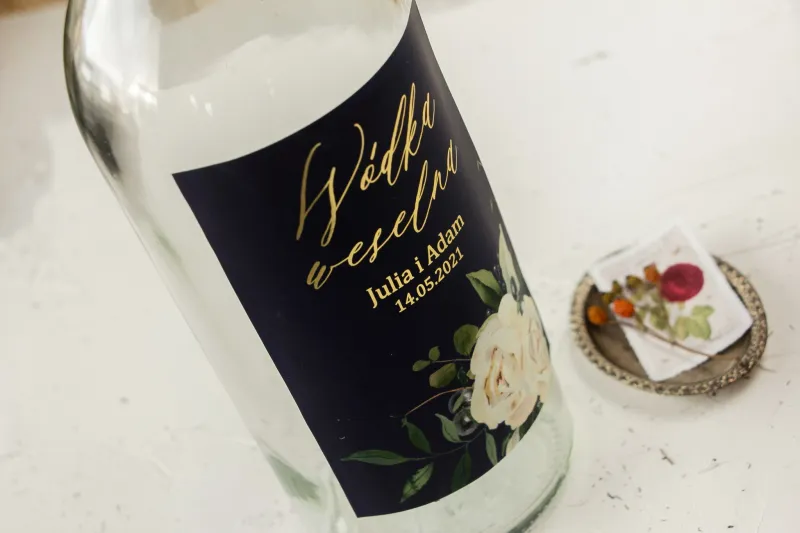 Ślubne, Etykiety na butelki na alkohol ze złoceniami, w kolorze granatowym oraz z białymi kwiatami