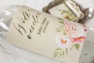 Hochzeit, Etiketten für Alkoholflaschen mit Vergoldung und einem Strauß pastellfarbener Blumen.