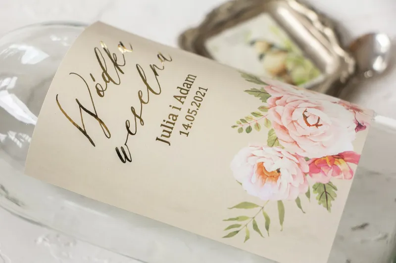 Ślubne, Etykiety na butelki na alkohol ze złoceniami i z bukietem pastelowych kwiatów.