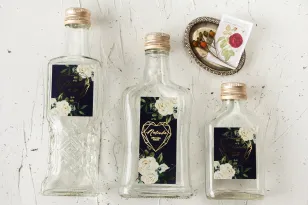 Ślubne Butelki na nalewki wraz z etykietą ze złoceniami, w kolorze granatowym oraz z białymi kwiatami
