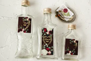Ślubne Butelki na nalewki wraz z burgundową etykietą ze złoceniami, z czerwonymi różami i piwoniami