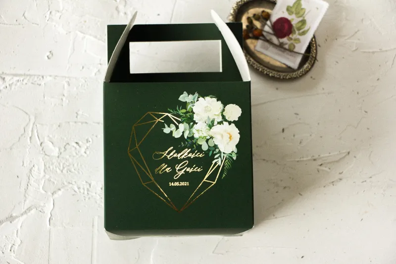 Ślubne Pudełko na Ciasto - kwadratowe - ze złoceniami w kolorze butelkowej zieleni z dodatkiem białych piwonii