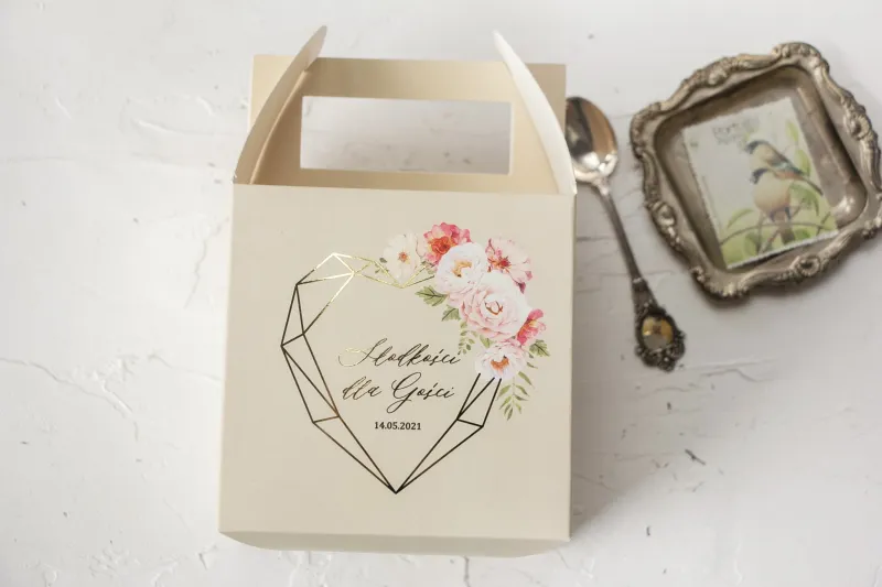 Kremowe Ślubne Pudełko na Ciasto - kwadratowe - ze złoceniami i z bukietem pastelowych kwiatów
