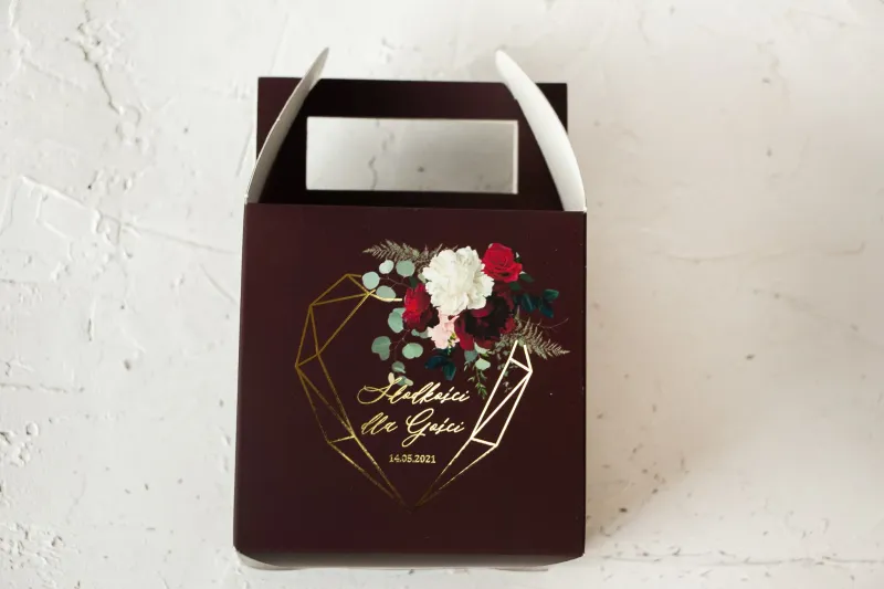Burgundowe Ślubne Pudełko na Ciasto - kwadratowe - ze złoceniami, z czerwonymi różami i piwoniami