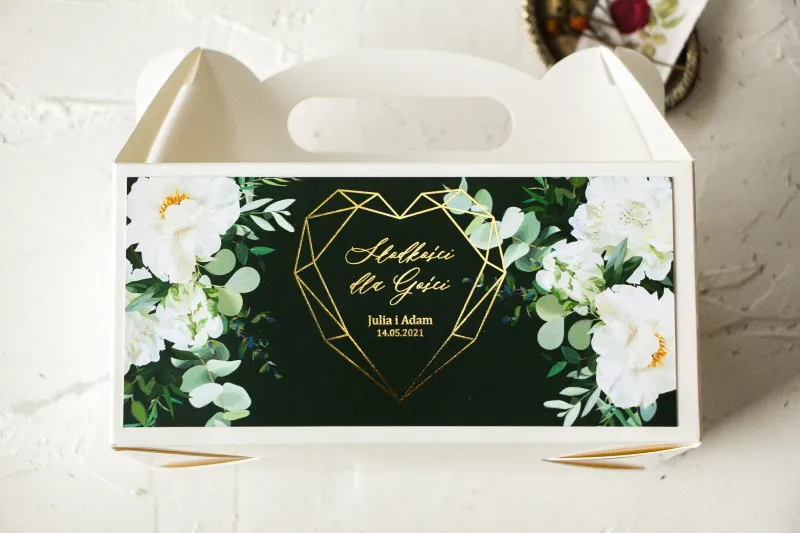 Ślubne Pudełko na Ciasto - prostokątne - ze złoceniami w kolorze butelkowej zieleni z dodatkiem białych piwonii
