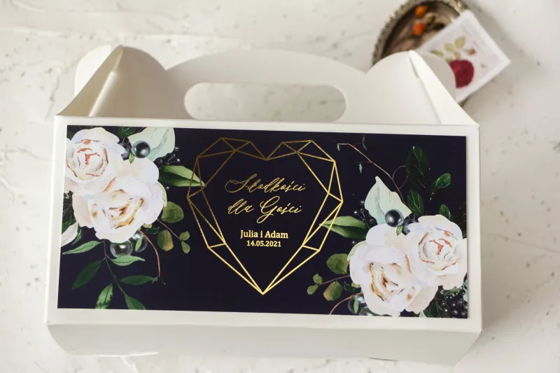 Ślubne Pudełko na Ciasto - prostokątne - ze złoceniami, w kolorze granatowym oraz z białymi kwiatami