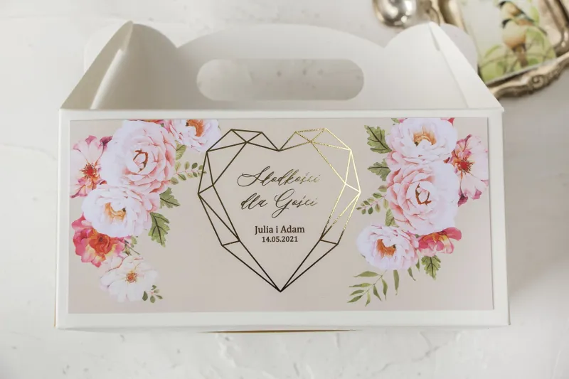 Kremowe Ślubne Pudełko na Ciasto - prostokątne - ze złoceniami i z bukietem pastelowych kwiatów
