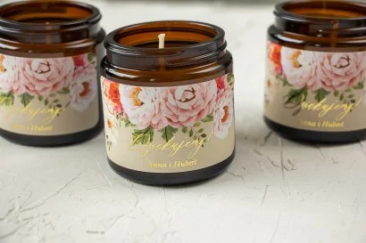 Świeczki sojowe w brązowym słoiku z bukietem pastelowych kwiatów | Prezenty dla gości weselnych | Szafirowe nr 8
