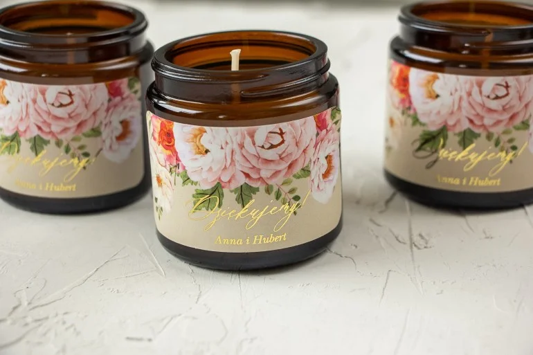Świeczki sojowe w brązowym słoiku z bukietem pastelowych kwiatów | Prezenty dla gości weselnych