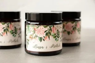 Natürliche Sojakerzen - dank der Hochzeitsgäste. Etikett mit Druck von pastellfarbenen Rosen und weißen Hortensien