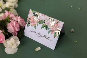 Pastellfarbene Hochzeitsvignetten im Glamour-Stil mit vergoldeten Zweigen, mit rosa Pfingstrosen und Hortensie und goldener Schr