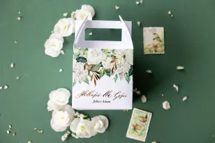 Schachtel für Hochzeitstorte (quadratisch) mit vergoldeten Zweigen und einem Strauß weißer Pfingstrosen und Hortensien und einem