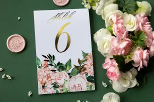 Hochzeitstischnummern mit vergoldeten Zweigen, mit rosa Pfingstrosen und Hortensie und goldener Schrift